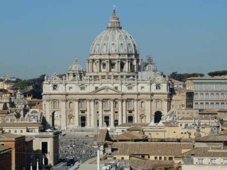 Morte Papa Francesco: conclave al via dal 7 maggio, Parolin rimane favorito. Over-Under fumate nere, si punta su più di 5